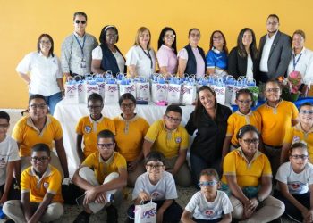 Inabie entrega lentes a estudiantes con afecciones visuales para mejorar su aprendizaje