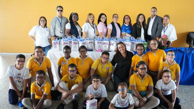 Inabie entrega lentes a estudiantes con afecciones visuales para mejorar su aprendizaje