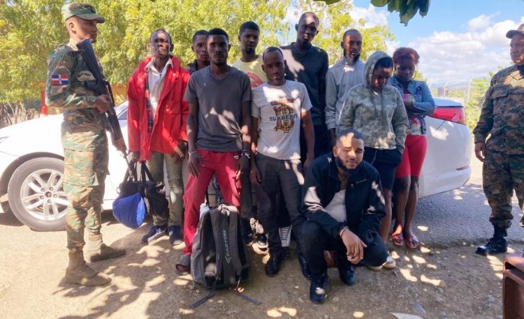 Envían a la justicia a tres dominicanos que transportaban haitianos indocumentados