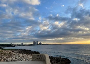 Lluvias matutinas aisladas en las costas y oleaje en gradual mejoría