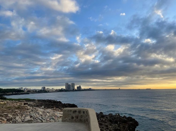 Lluvias matutinas aisladas en las costas y oleaje en gradual mejoría