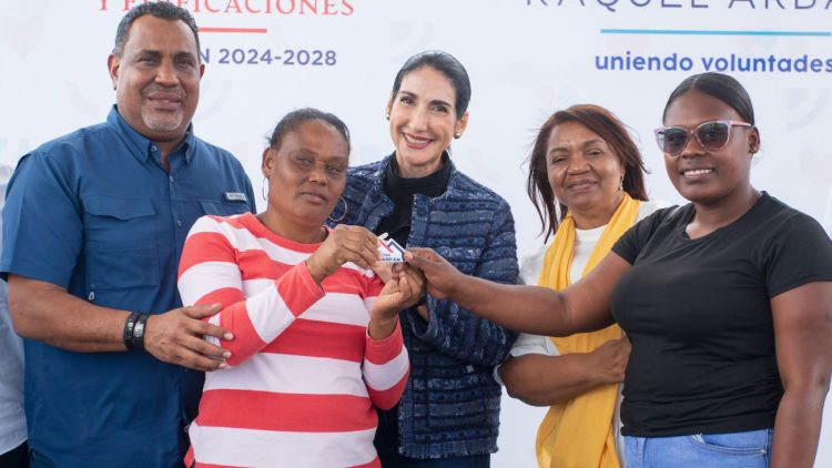 Raquel Arbaje y Mived entregan viviendas en Las Matas de Farfán