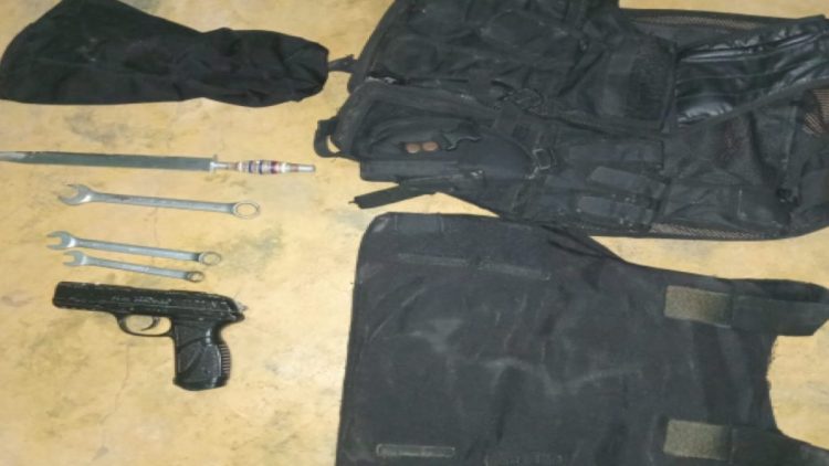 Policía incauta drogas y armas en Monte Plata