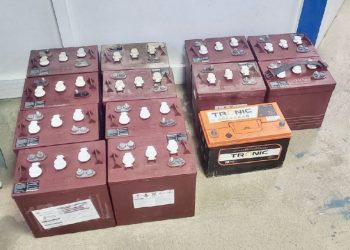 Detienen a hombre por robo de baterías en Santiago