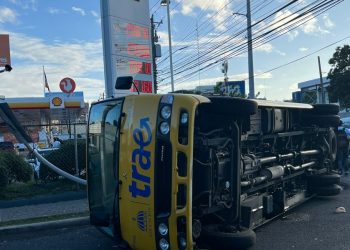 Se registra accidente entre un autobús escolar y una guagua de pasajeros