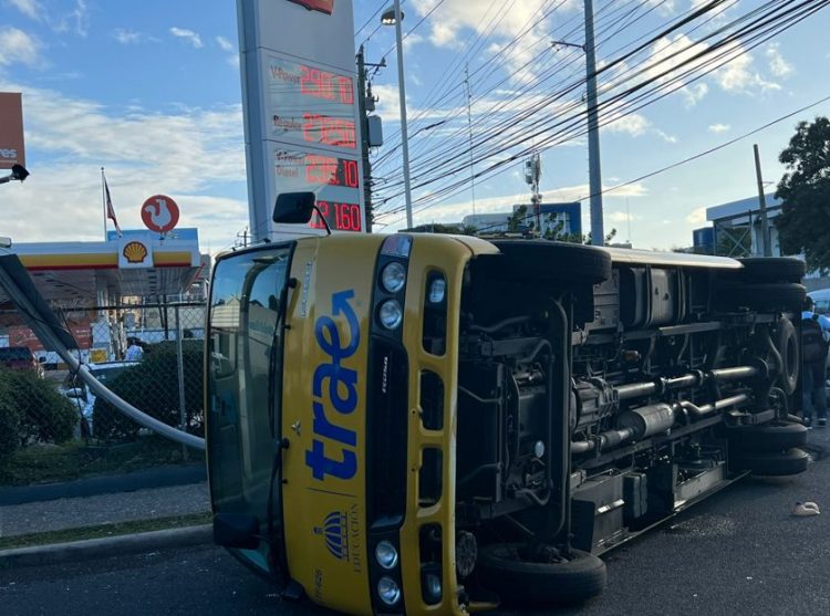 Se registra accidente entre un autobús escolar y una guagua de pasajeros