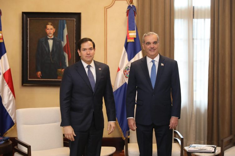 Presidente Luis Abinader recibe a Marco Rubio en su despacho