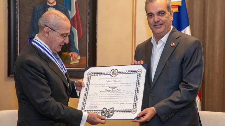 Abinader impone Orden al Mérito de Duarte, Sánchez y Mella al académico Feliciano Barrios Pintado