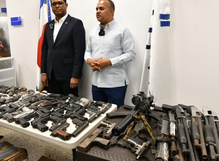 Entregan al Ministerio de Interior y Policía 17,000 municiones y 94 armas de fuego