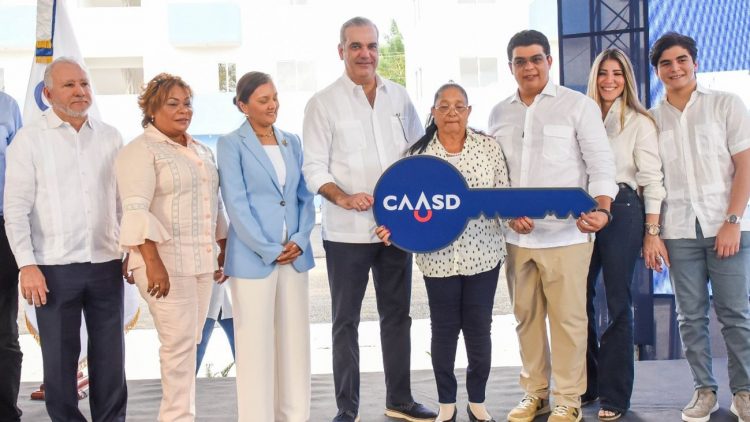 Abinader entrega 144 apartamentos a familias desplazadas por saneamiento de cañada Guajimía