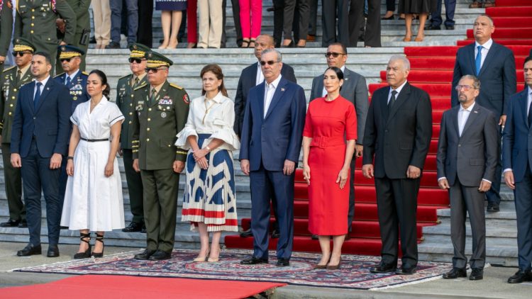 Presidente Abinader encabeza acto de homenaje a la Bandera Nacional