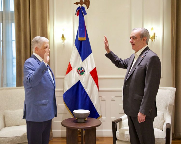 Abinader juramenta a Eduardo Estrella y Luis Miguel De Camps como nuevos ministros