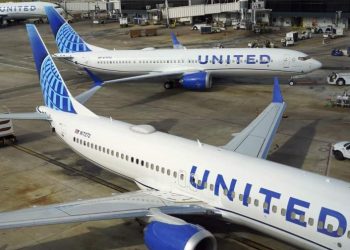 Evacúan vuelo de United Airlines en Houston por incendio en motor