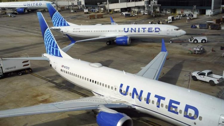 Evacúan vuelo de United Airlines en Houston por incendio en motor