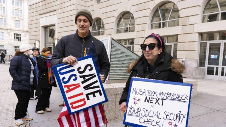 Rechazan a empleados de USAID pese a suspensión de licencia