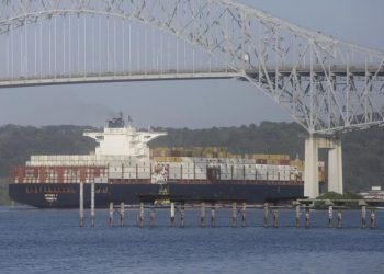 Canal de Panamá niega haber aceptado exoneración de tarifas para buques de EE.UU.