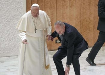 Francisco tropieza al entrar al Jubileo en el Vaticano tras romperse su bastón