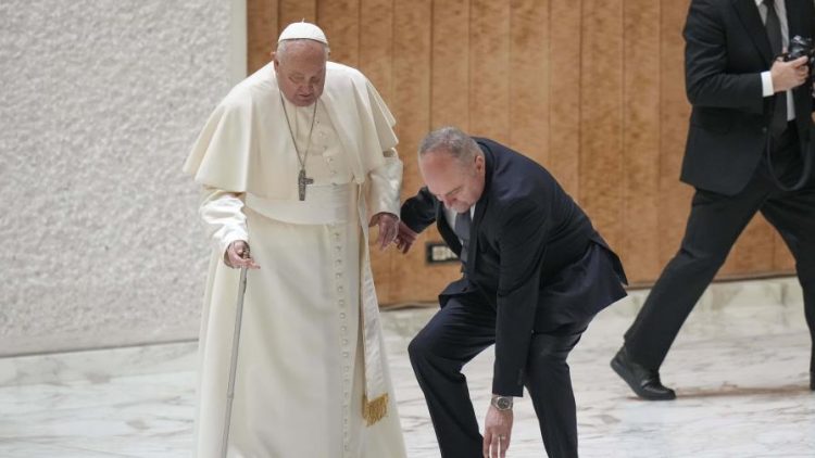Francisco tropieza al entrar al Jubileo en el Vaticano tras romperse su bastón