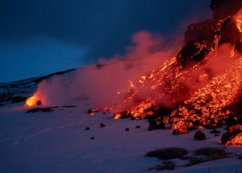 Miles de personas suben al volcán Etna en erupción a pesar de las advertencias