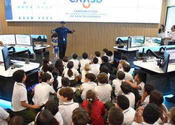 Estudiantes valoran tecnología del centro de monitoreo de la CAASD