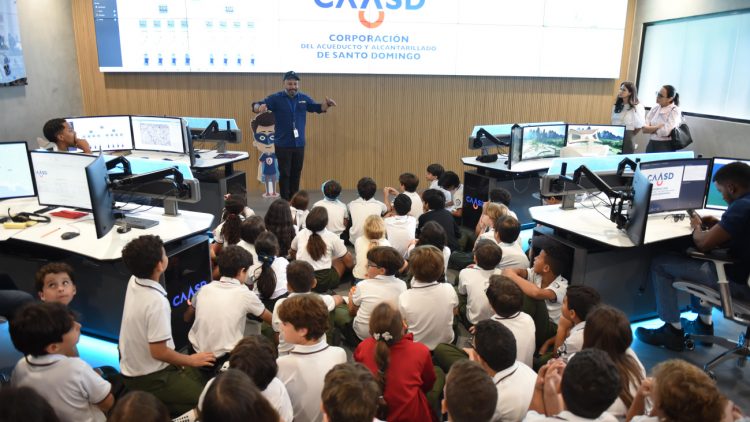 Estudiantes valoran tecnología del centro de monitoreo de la CAASD