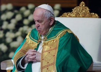 El Papa Francisco interrumpe su homilía por dificultades en la respiración