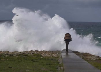 Lluvias débiles y oleaje peligroso en ambas costas