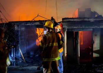 Incendio en Santiago deja una mujer muerta y destruye viviendas