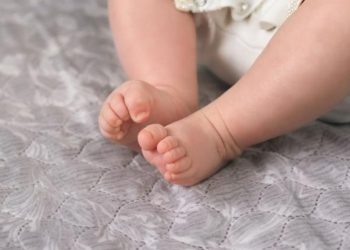 Joven lanza a su bebé desde ventana de hotel en París