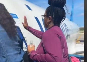 Una pasajera de JetBlue se hace viral por bendecir el avión con aceite sagrado antes de abordar