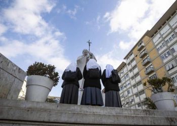 El Papa Francisco supera estado crítico, pero su condición sigue compleja