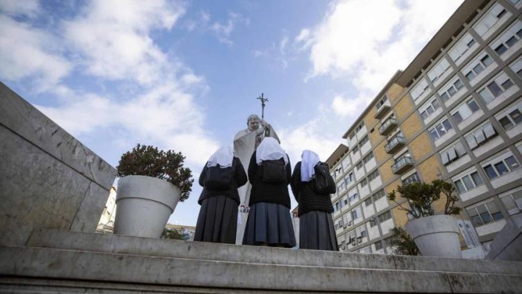 El Papa Francisco supera estado crítico, pero su condición sigue compleja