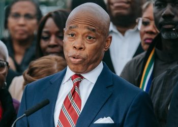 Alcalde de Nueva York niega haber ofrecido algo a cambio de que le retiraran los cargos