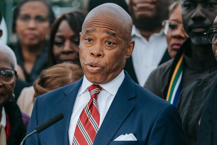 Alcalde de Nueva York niega haber ofrecido algo a cambio de que le retiraran los cargos