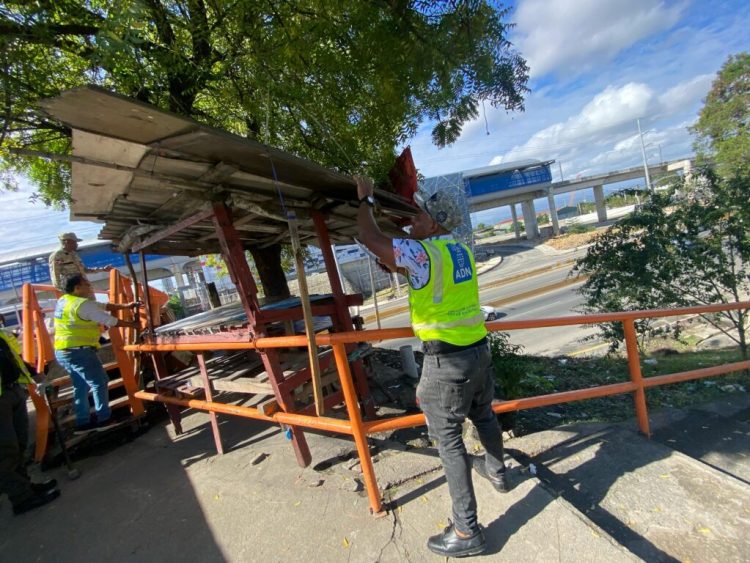 Alcaldía del DN elimina puestos de ventas informales en el km 9 de la autopista Duarte