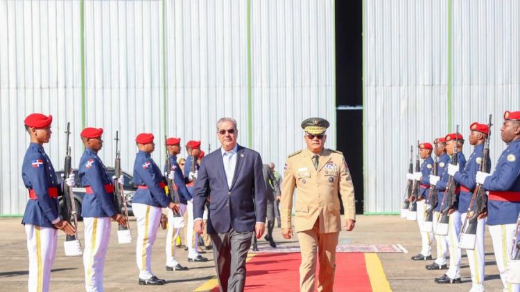 Presidente Abinader partió a Uruguay para la toma de posesión de Yamandú Orsi