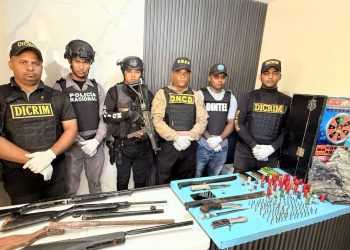 Agentes policiales incautan armas de fuego, municiones y pertrechos militares en Barahona