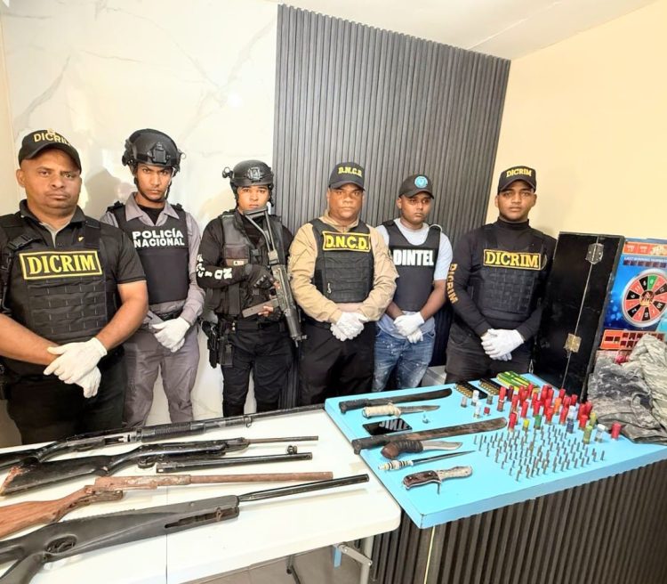 Agentes policiales incautan armas de fuego, municiones y pertrechos militares en Barahona