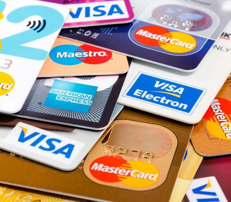 China ordena a bancos aumentar préstamos y uso de tarjetas de crédito