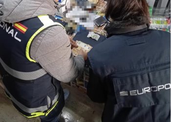 Desmantelan red que pagó a 260 personas vuelo para tráfico de dinero