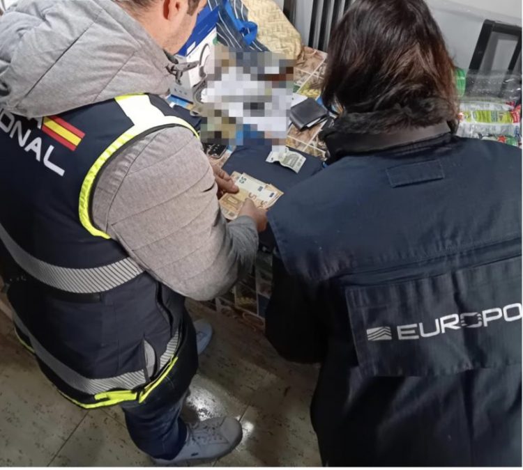 Desmantelan red que pagó a 260 personas vuelo para tráfico de dinero