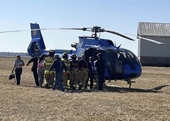 Mujer sobrevive seis días atrapada en auto con agua de arroyo