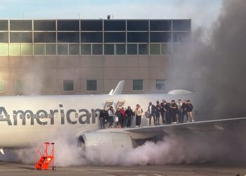 Evacúan avión de American Airlines tras incendio en Denver, EEUU