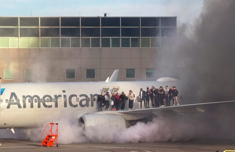 Evacúan avión de American Airlines tras incendio en Denver, EEUU