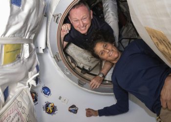 Astronautas rescatados regresan a Texas para tomar un descanso