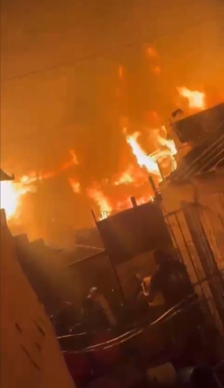 Incendio devasta varios hogares en el sector Los Barrancones de Santiago