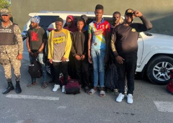 Policía retiene yipeta con 11 haitianos; Conductor escapa