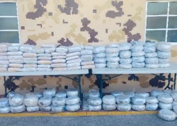 Detienen a dos con 187 paquetes de marihuana en Pedernales