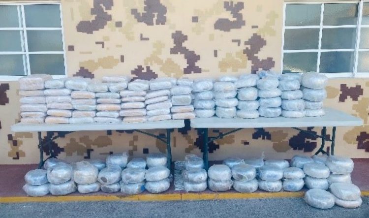 Detienen a dos con 187 paquetes de marihuana en Pedernales