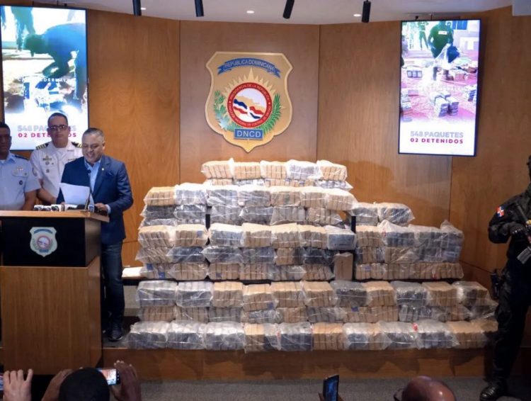 DNCD decomisa 548 paquetes de droga de lancha en Pedernales